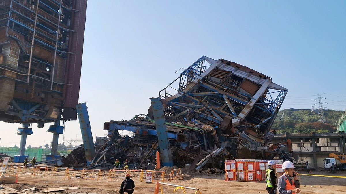 V korejské elektrárně se zřítila kovová konstrukce, trosky uvěznily pět lidí